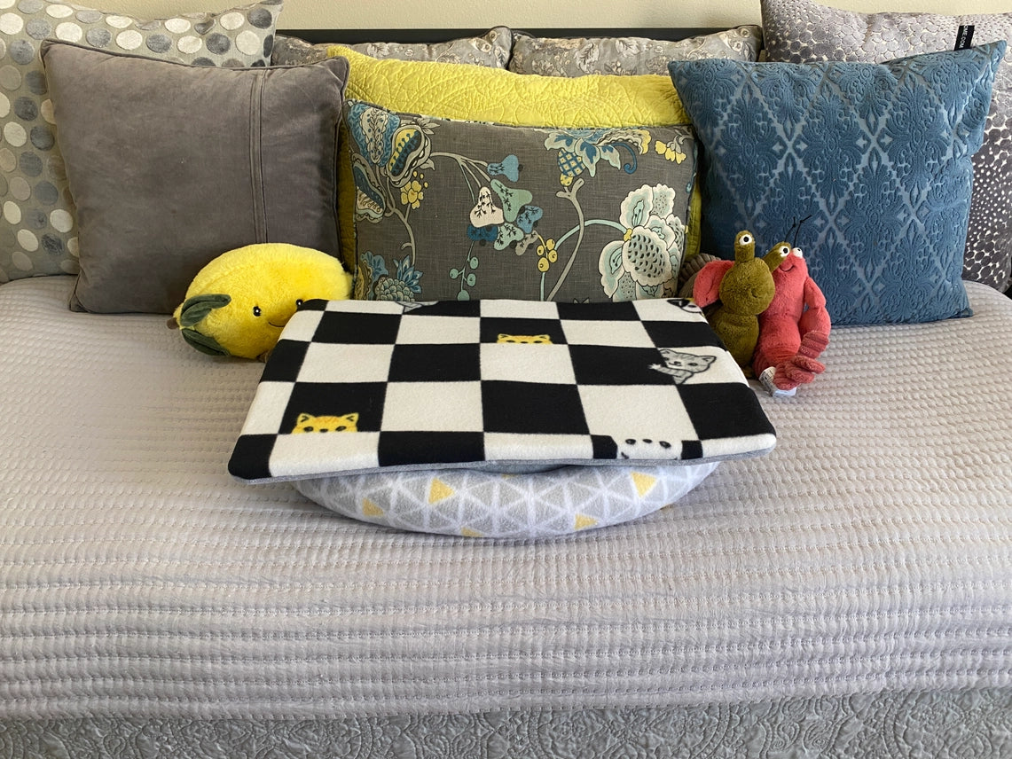 Screaming Pickles - Hiding Cats Pet Bed