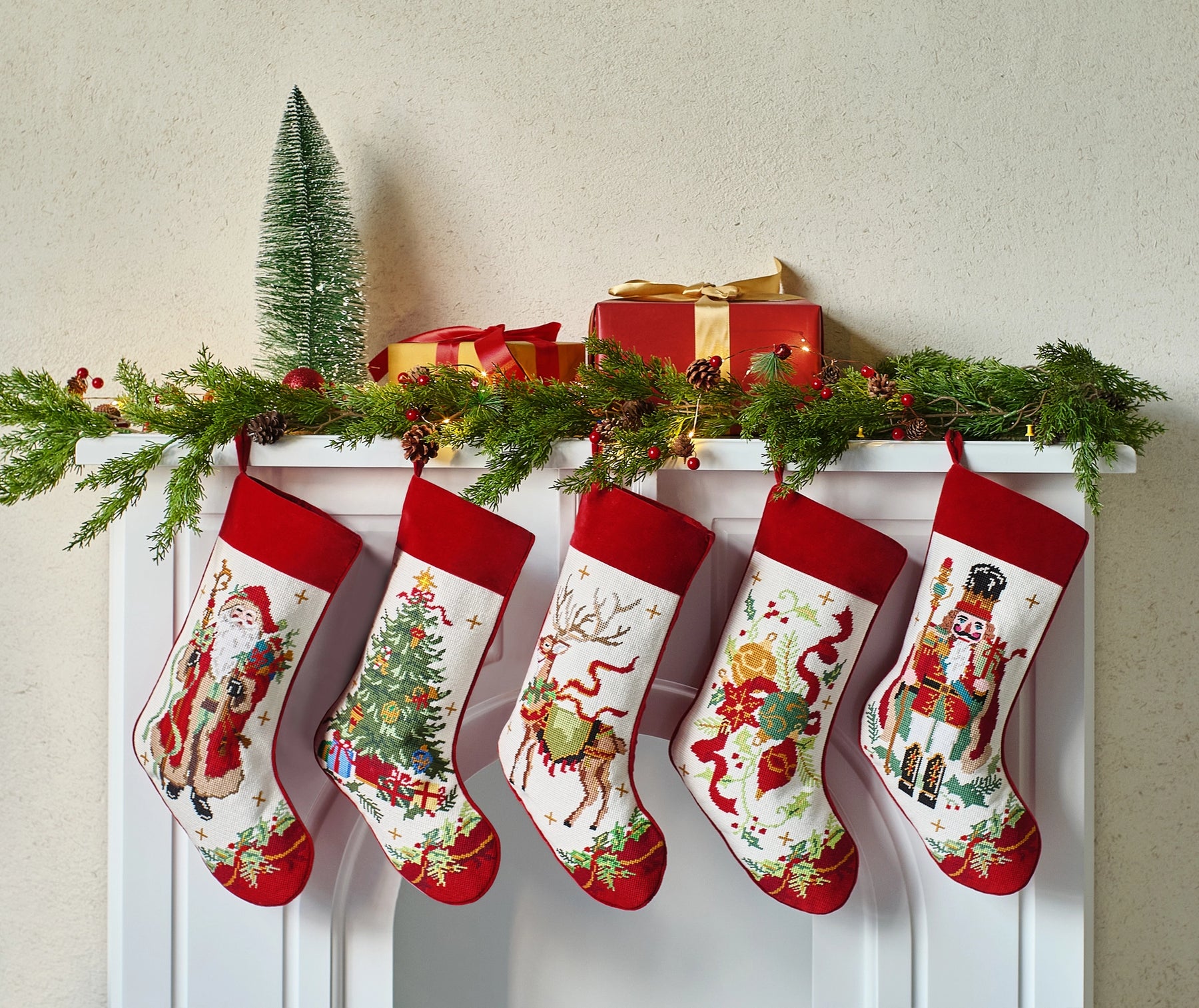 Peking Handicraft - Stocking Tree With Presents